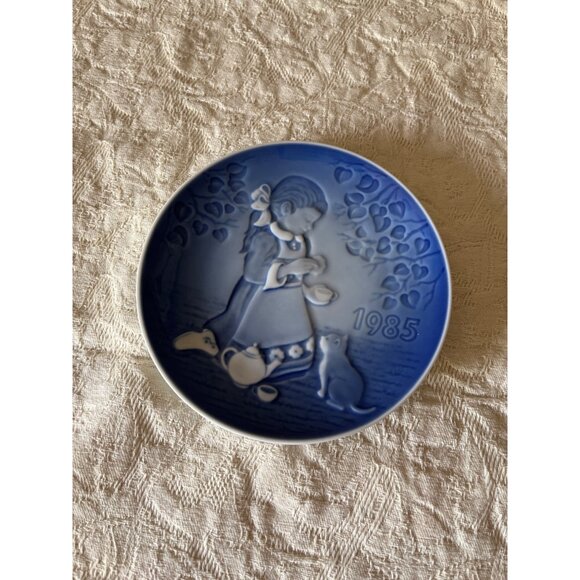 Bing & Grøndahl 1985 "The Magical Tea Party" Porcelain Denmark Blue & White Plat - Picture 1 of 12
